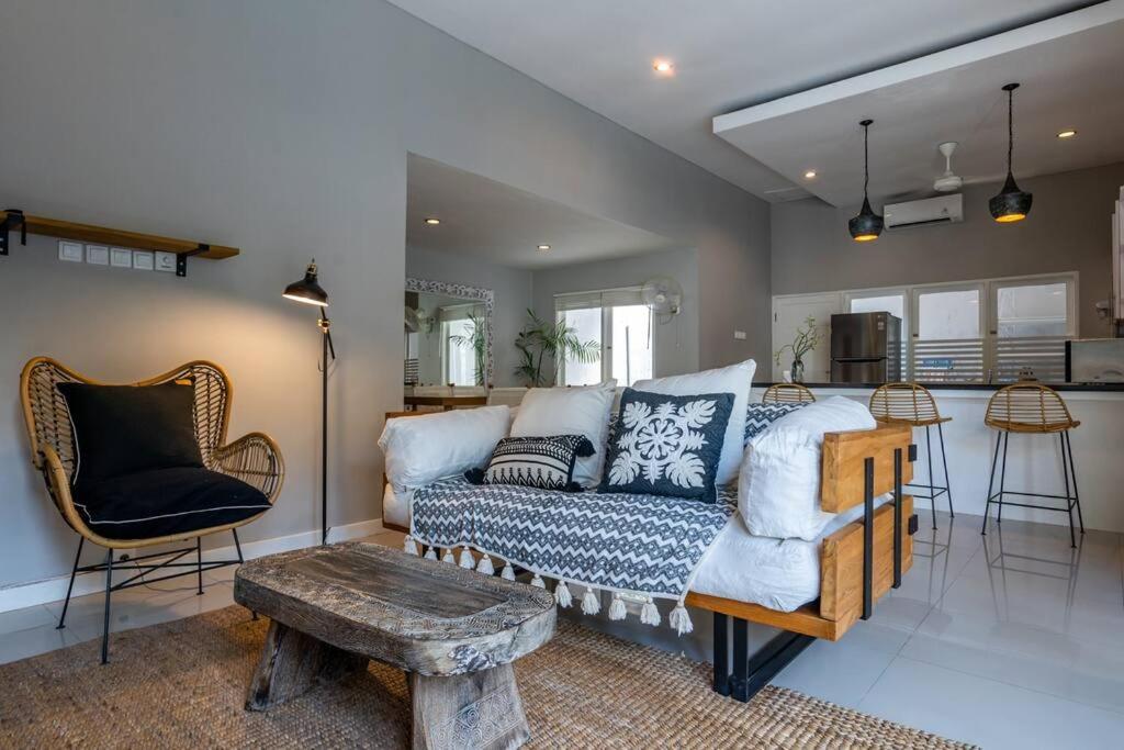 Spacious Two Bedroom Modern Tropical