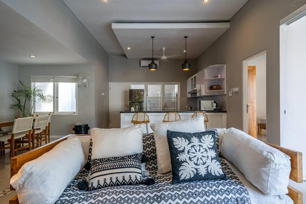 Spacious Two Bedroom Modern Tropical *