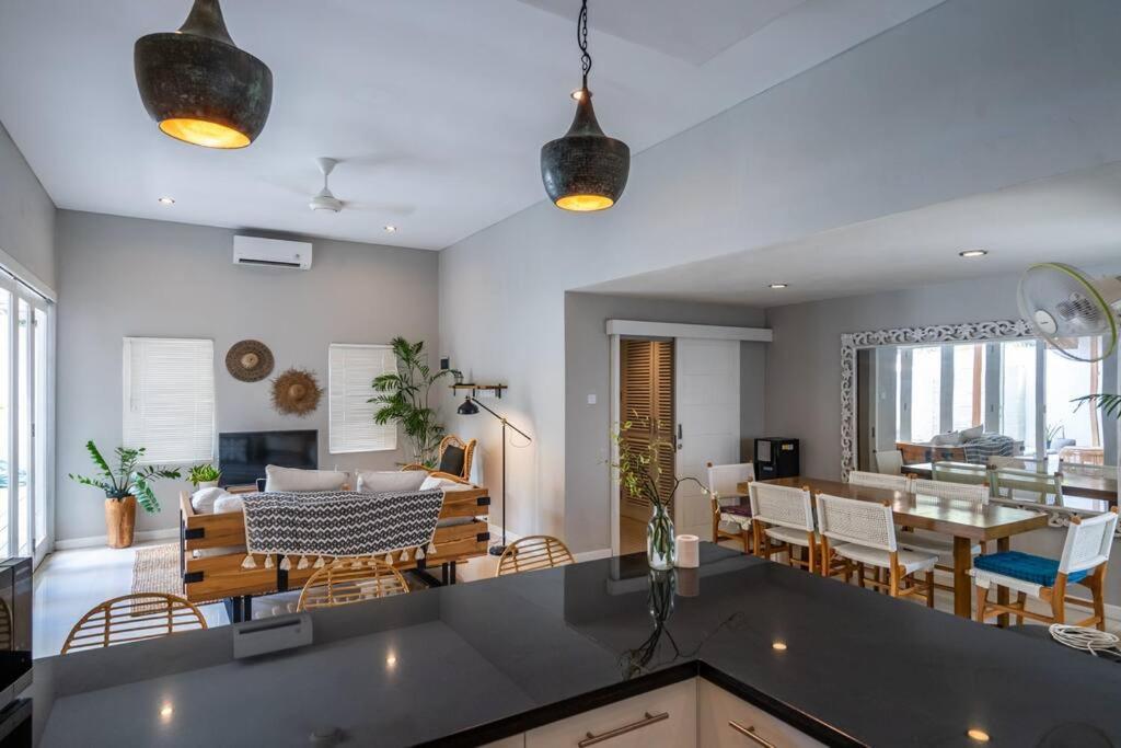 Spacious Two Bedroom Modern Tropical