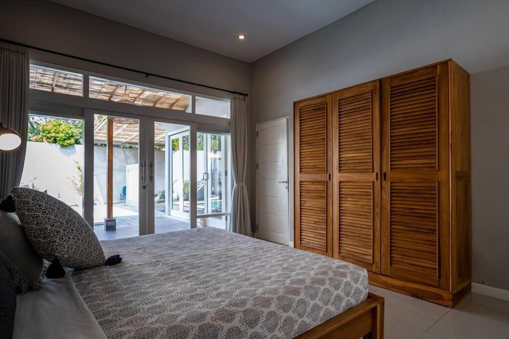 Spacious Two Bedroom Modern Tropical *