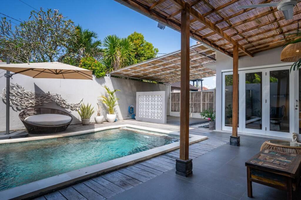 Spacious Two Bedroom Modern Tropical