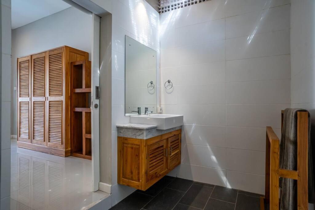 Spacious Two Bedroom Modern Tropical Sanur (Bali)
