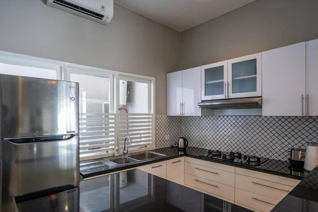 Spacious Two Bedroom Modern Tropical *
