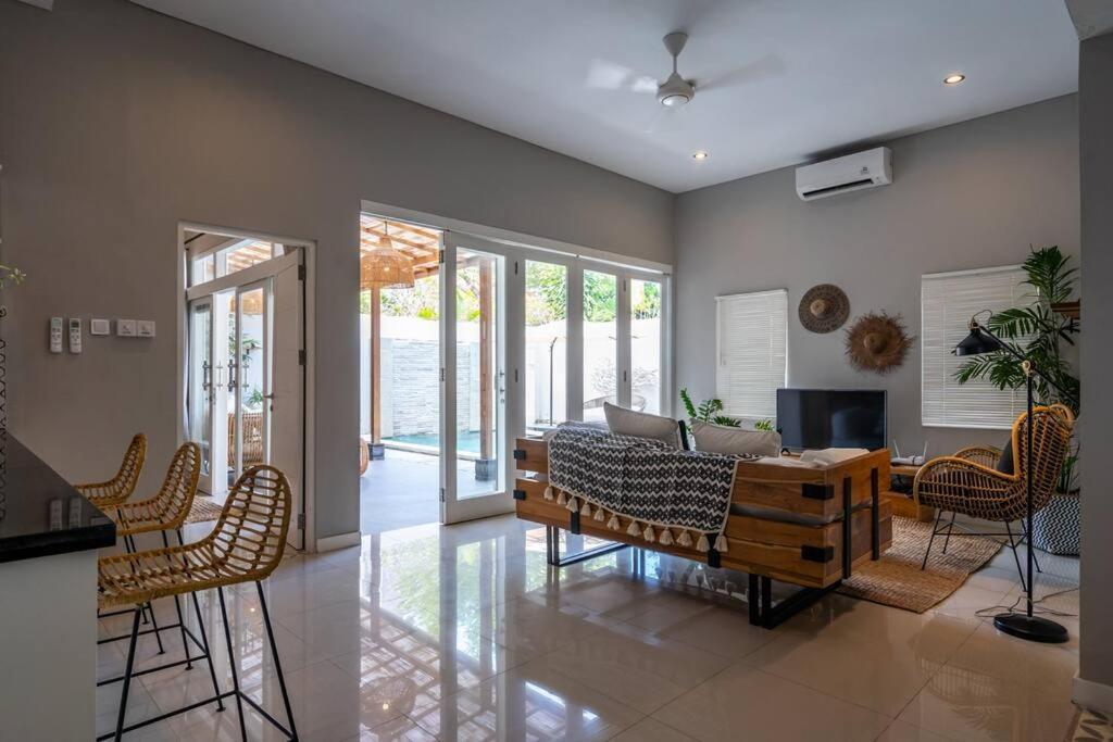 Villa Spacious Two Bedroom Modern Tropical