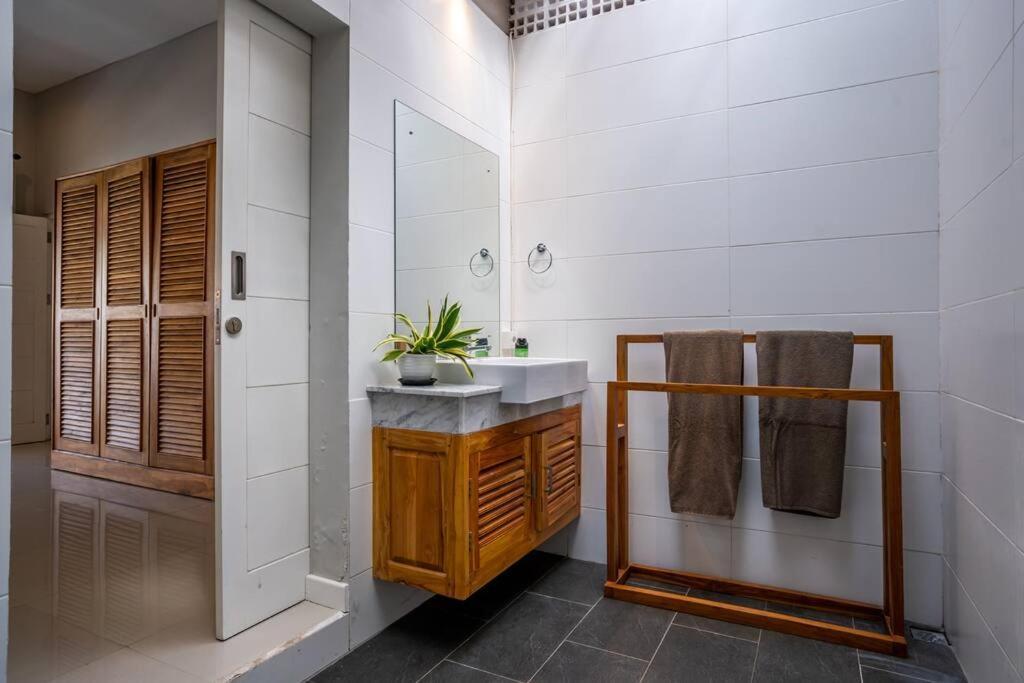 Villa Spacious Two Bedroom Modern Tropical