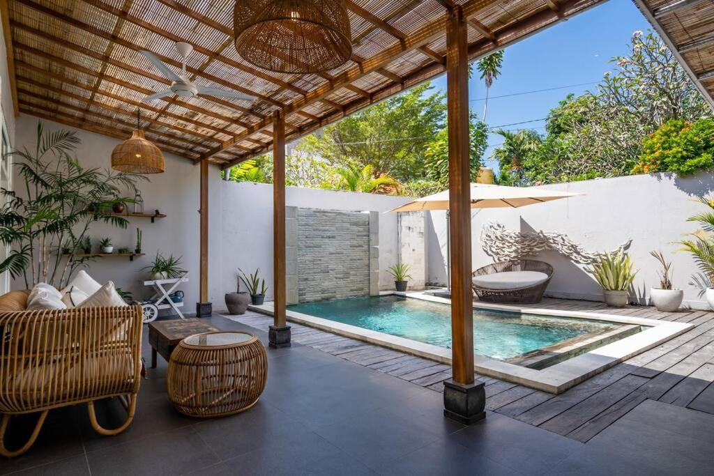 Spacious Two Bedroom Modern Tropical